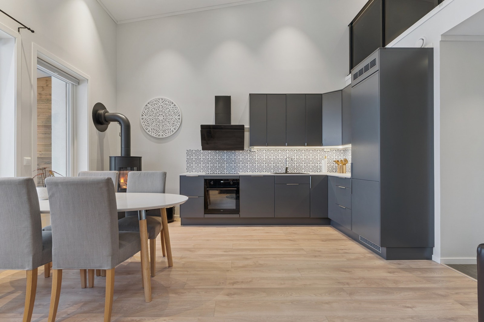 En moderne toppleilighet fra 2023 som strekker seg over to plan. Galleribilde