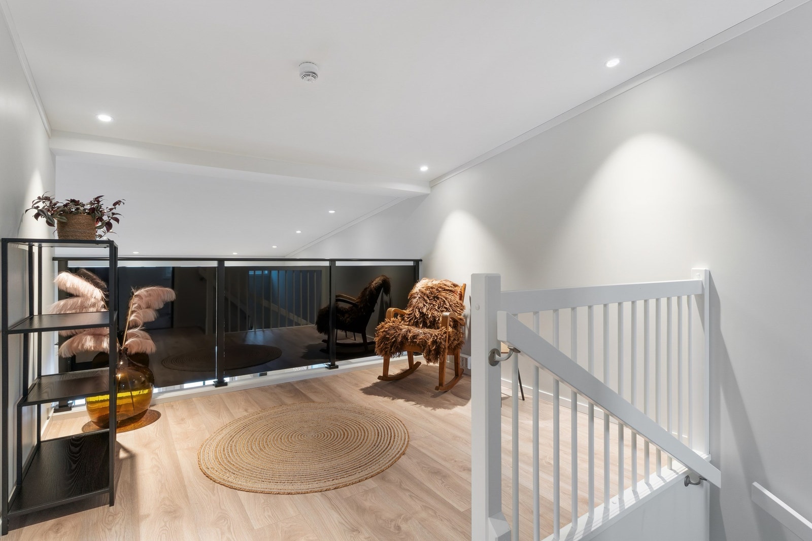 Den åpne løsningen skaper en god romfølelse og forbindelse mellom de to etasjene. Galleribilde