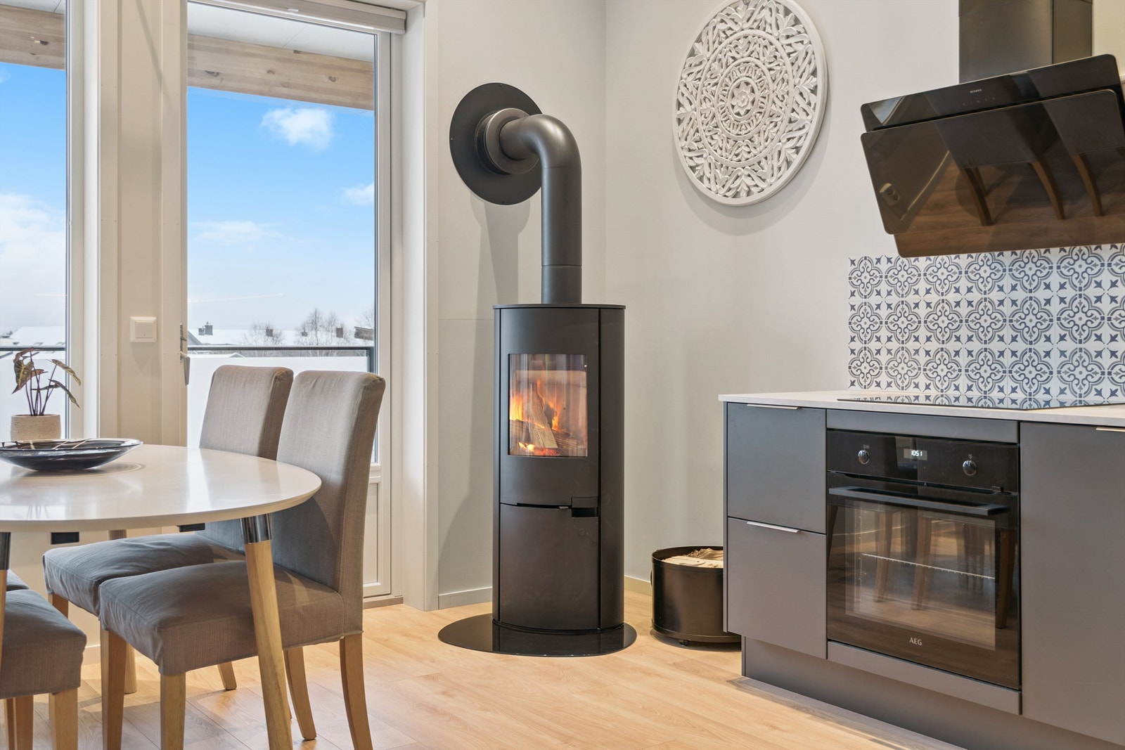 En moderne vedovn sørger for effektiv oppvarming og hygge på kalde dager. Galleribilde