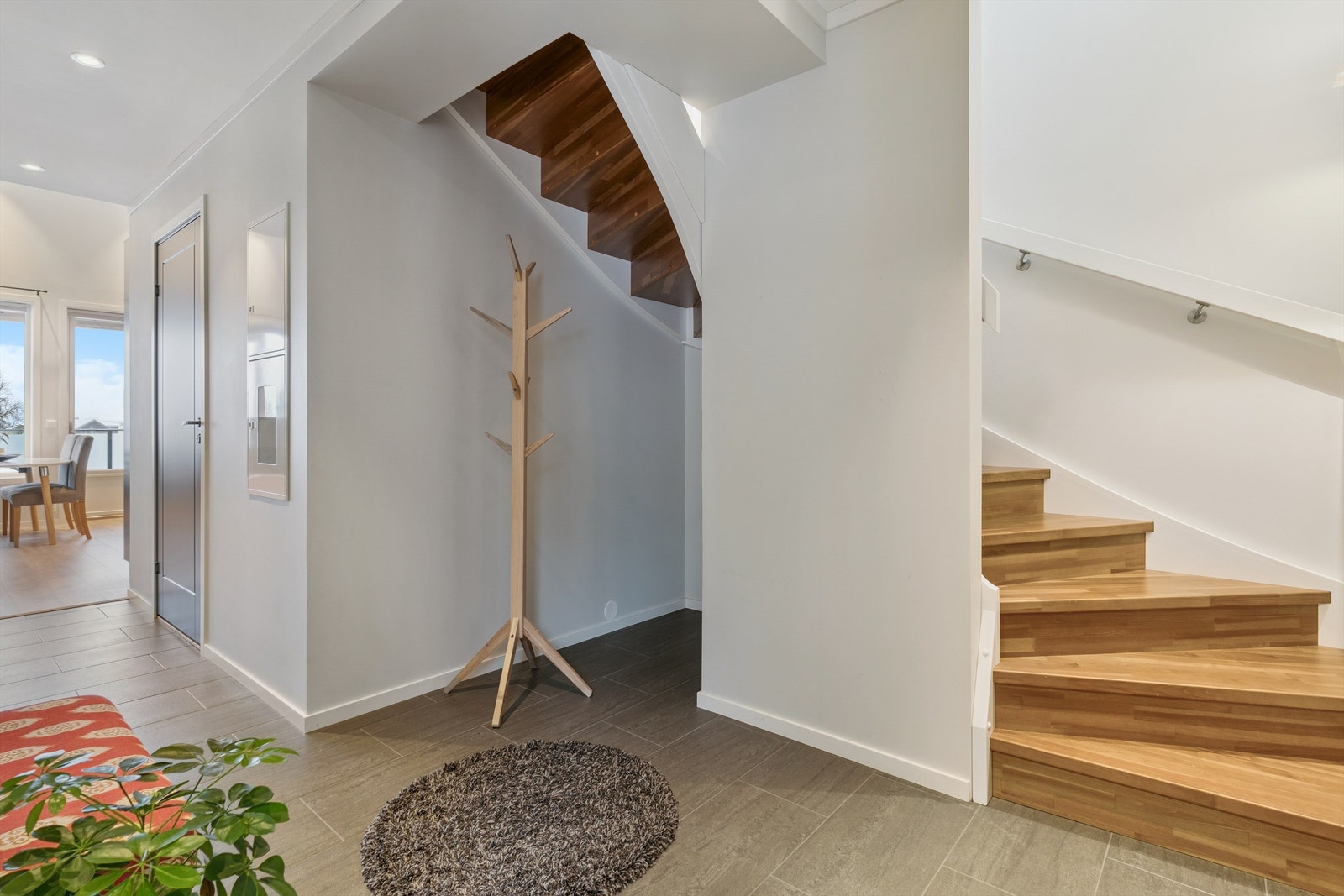 Fra entreen fører en malt tretrapp deg opp til leilighetens andre plan. Galleribilde