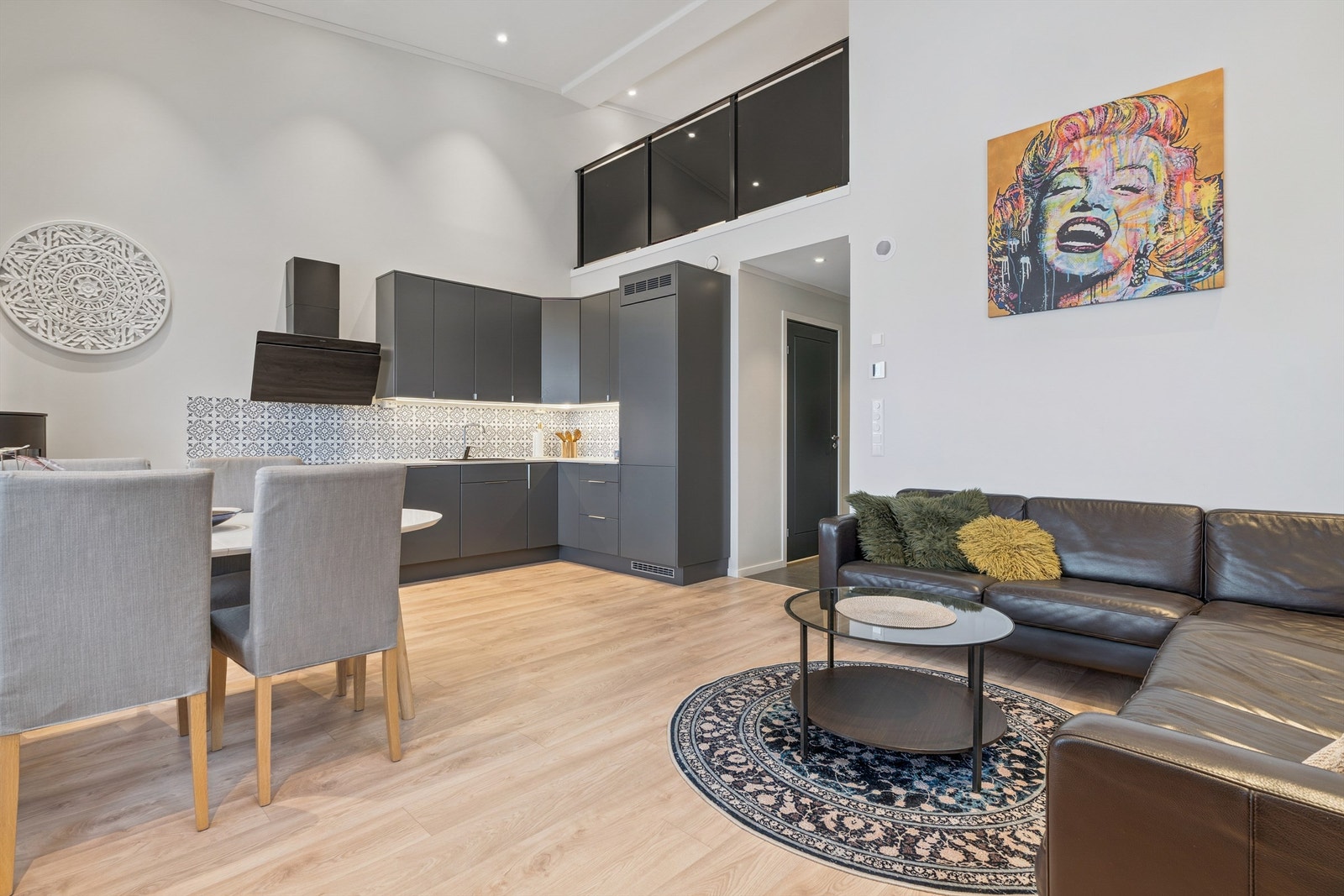 Allrommet kombinerer stue og kjøkken, og er et naturlig samlingspunkt i boligen. Galleribilde