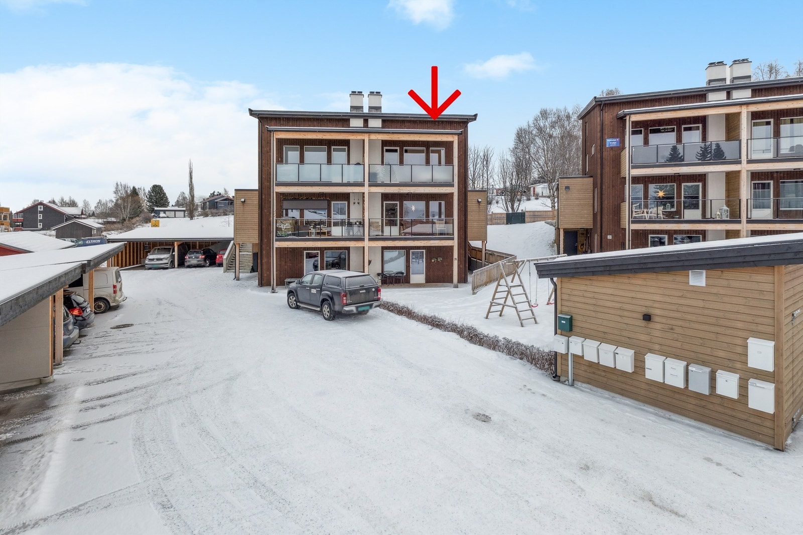 Tomten er pent opparbeidet fellesareal med asfalterte adkomstveier og gangstier. Uteområdene inkluderer et lekeområde for barn. Galleribilde