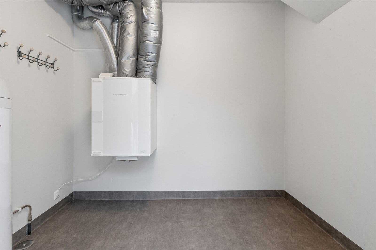 Leiligheten disponerer en utvendig bod på 5 m² på bakkeplan. Her er boligens balanserte ventilasjonsanlegg og en varmtvannsbereder på 194 liter plassert. Galleribilde