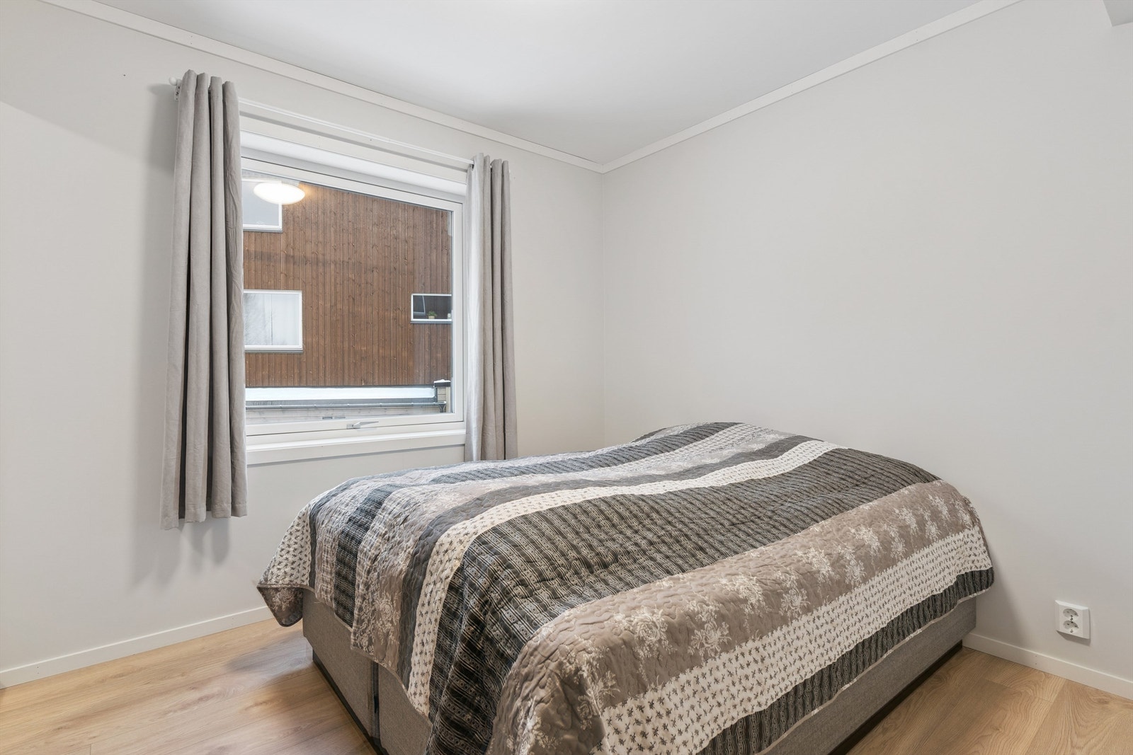 Hovedetasjen inneholder to av leilighetens totalt fire soverom. Galleribilde