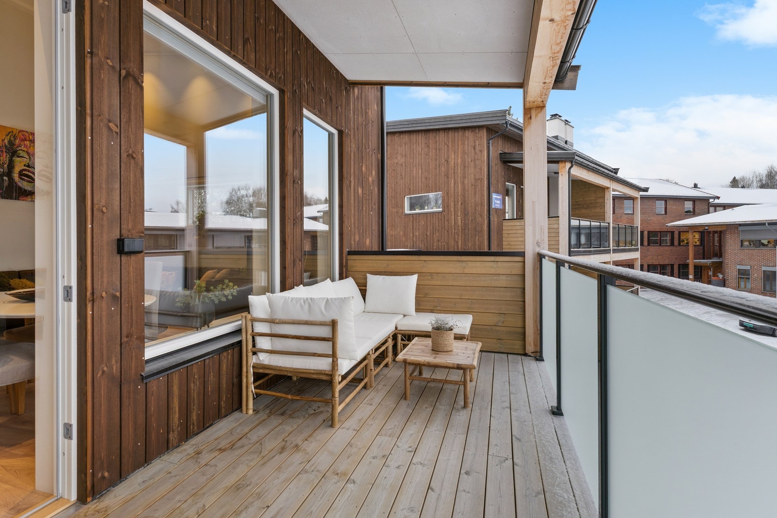 Verandaen har rekkverk i glass. God plass til en sittegruppe. Galleribilde