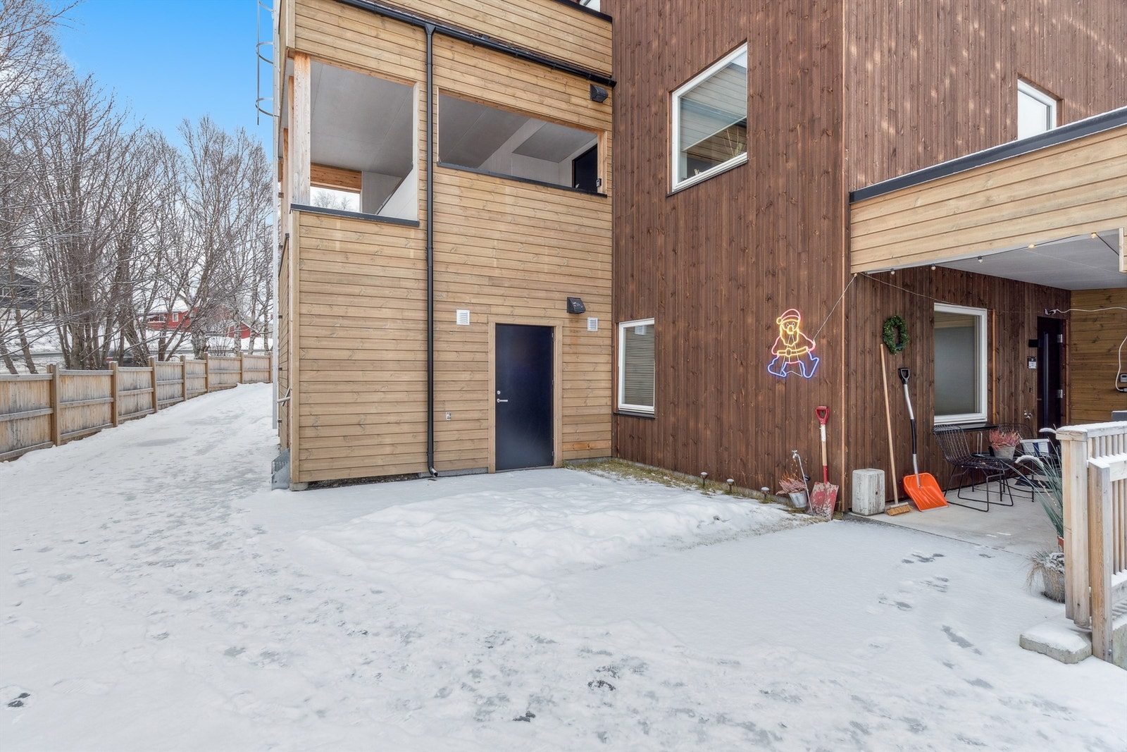 Uteområdet er pent opparbeidet og deles med nabobygget. Galleribilde