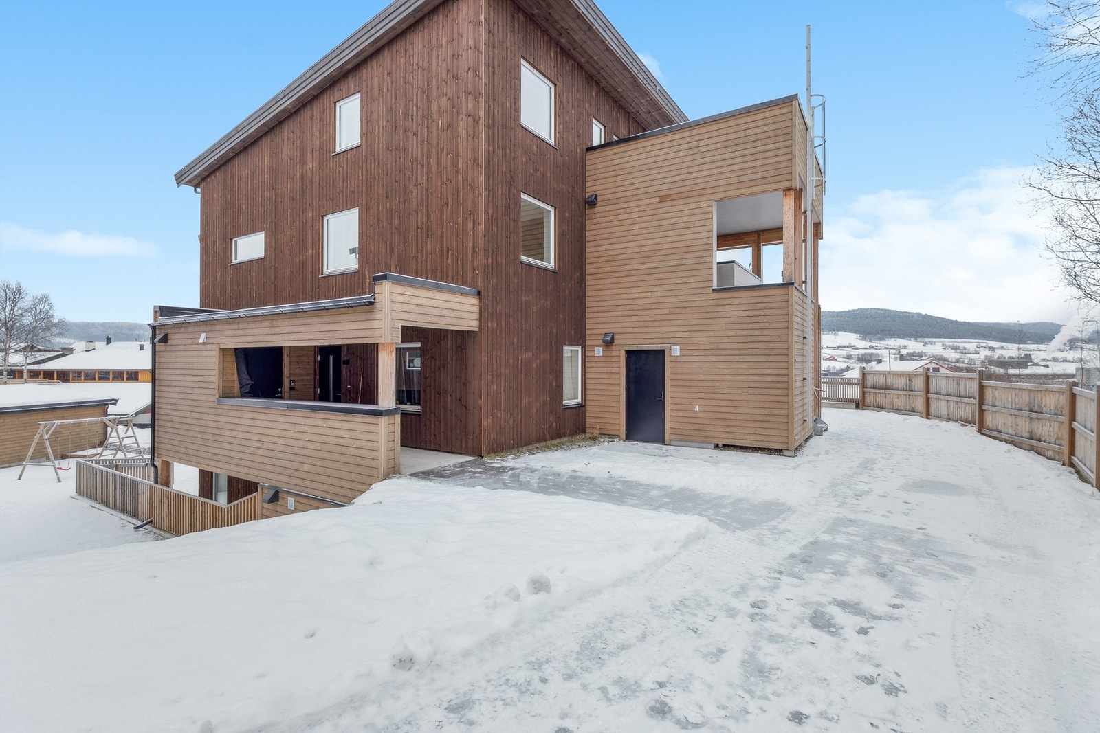 Egen adkomst til leiligheten fra 2. etasje via utvendig trapp. Galleribilde