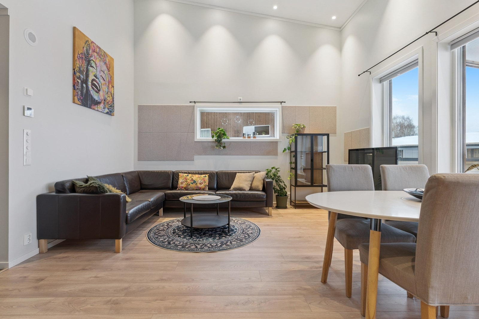 Store vindusflater og en vestvendt plassering sikrer gode lys- og solforhold. Galleribilde