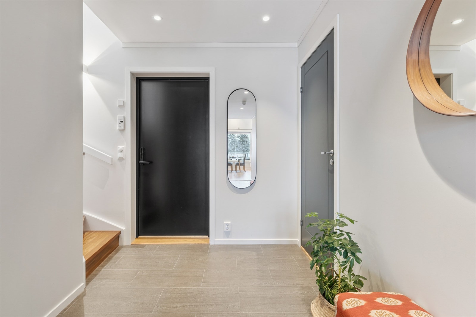 Inngangspartiet har flislagt gulv og gir et godt førsteinntrykk av leilighetens gjennomgående høye standard. Galleribilde