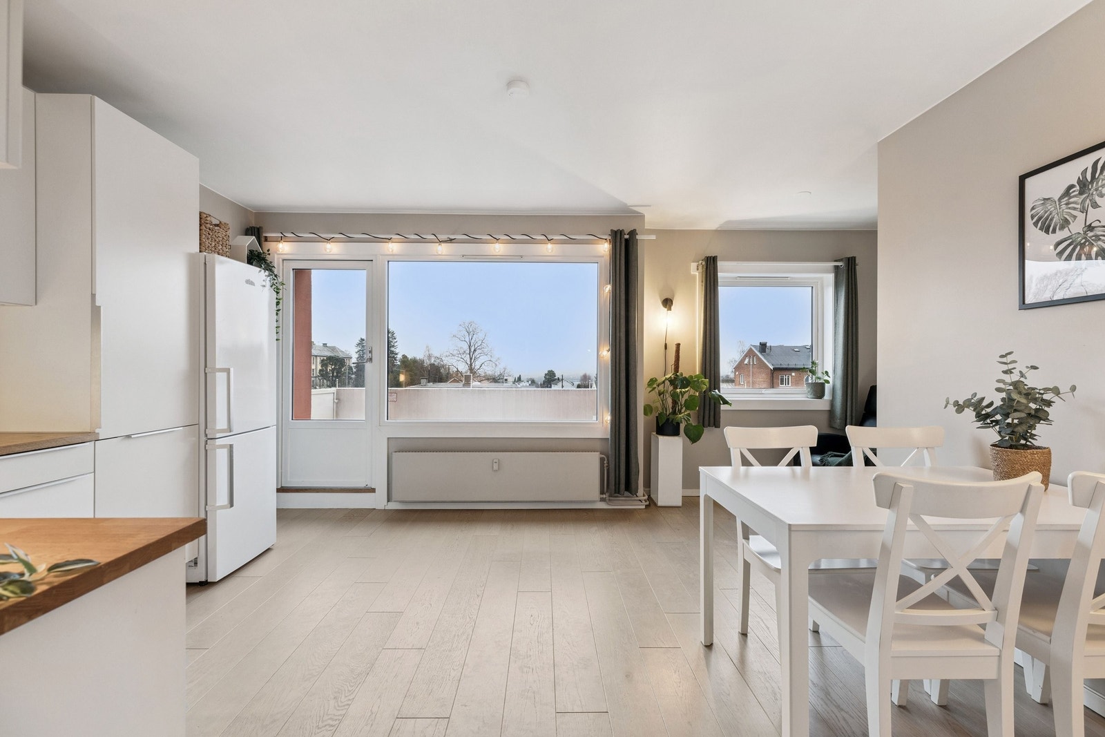 Kjøkkenet har store vindusflater som slipper inn rikelig med naturlig lys. Utgang til en hyggelig balkong på 4,4 kvm. Galleribilde