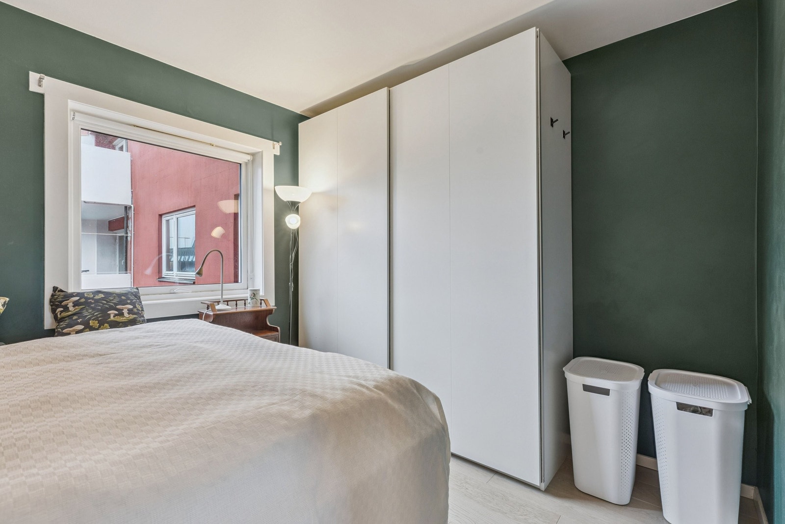 Romslig skap gir rikelig garderobeplass. Galleribilde