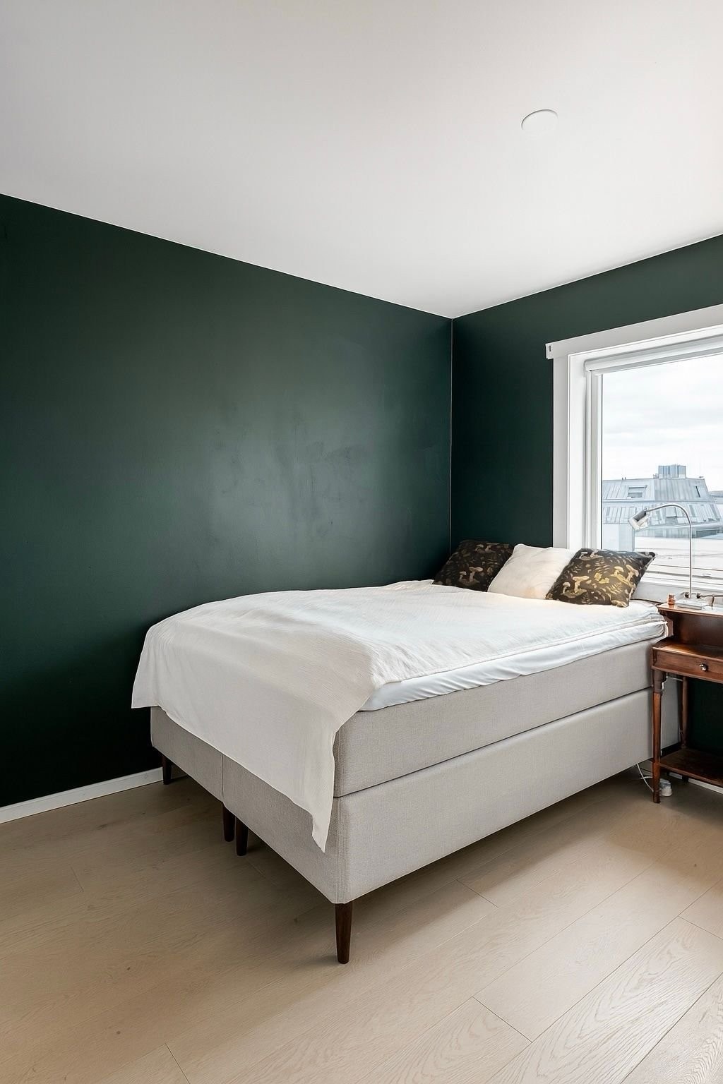 Hovedsoverom med plass til dobbeltseng og nattbord. Malt i en lun, mørk grønnfarge som skaper rolige søvnforhold. Galleribilde