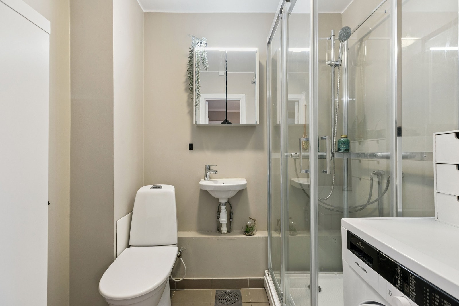 Flislagt bad med varmekabler i gulv og opplegg for vaskemaskin. Vaskemaskin kan medfølge ved salg dersom ønskelig. Galleribilde