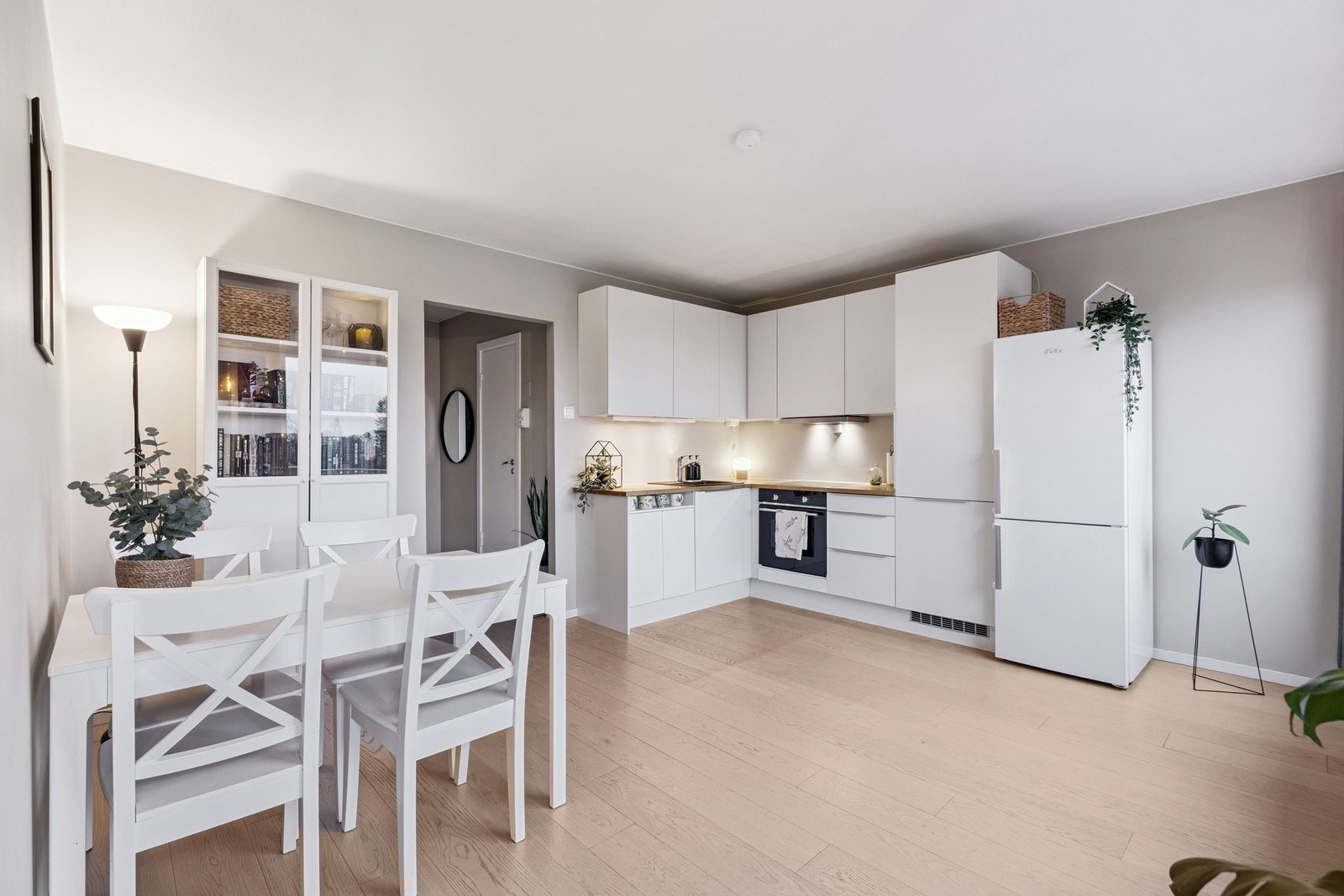 Kjøkkenet og stuen har åpen løsning med 1-stavs parkettgulv. Galleribilde