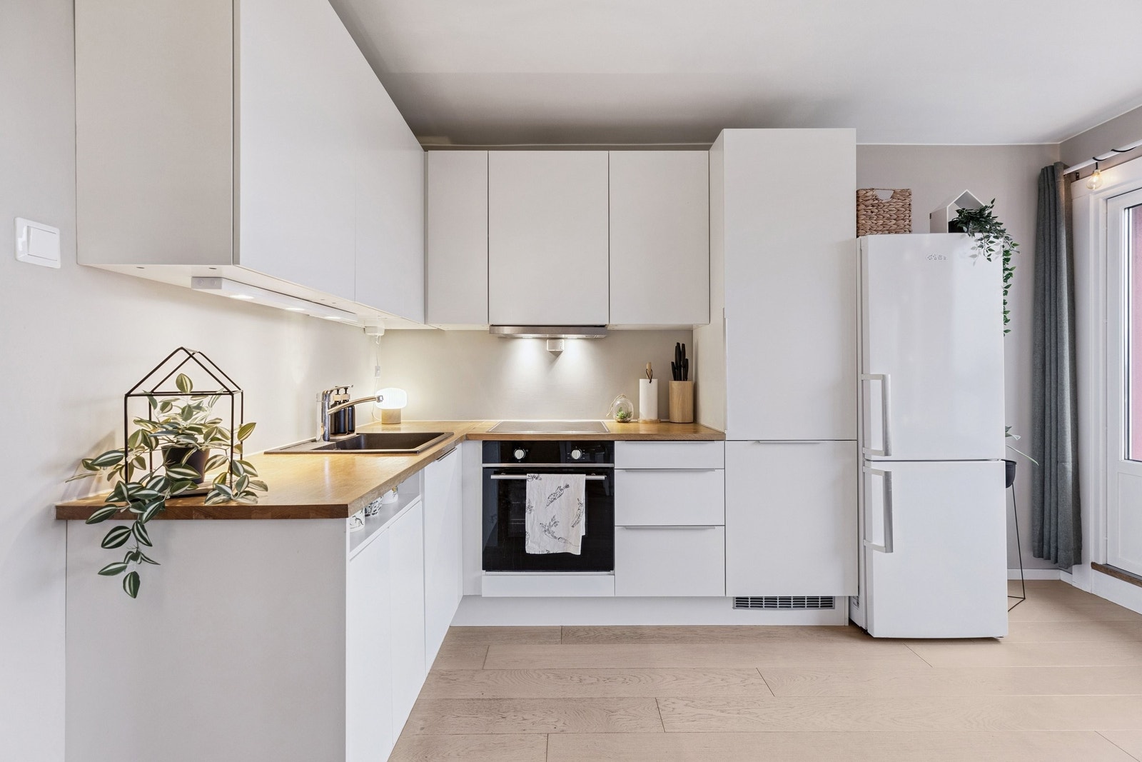 Pen og gjennomgående 3-roms med godt lysinnslipp. Galleribilde