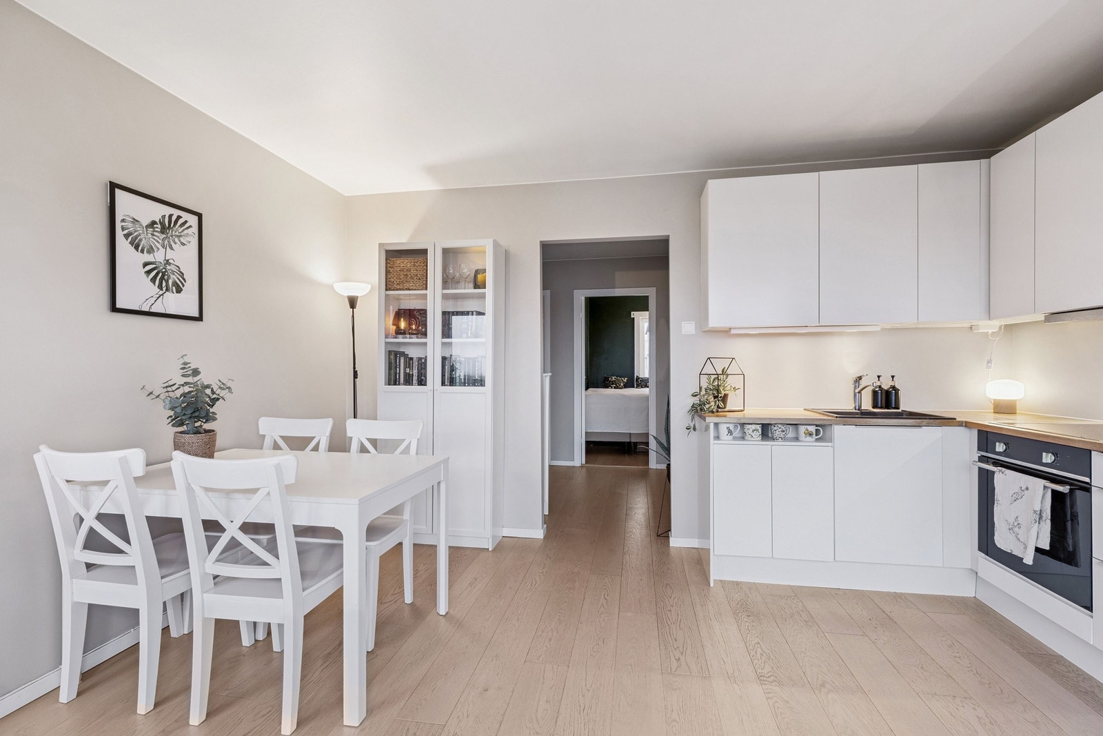 Integrerte hvitevarer som stekeovn og platetopp. Opplegg for oppvaskmaskin, hvor det i dag er plassert et lite skap. Galleribilde