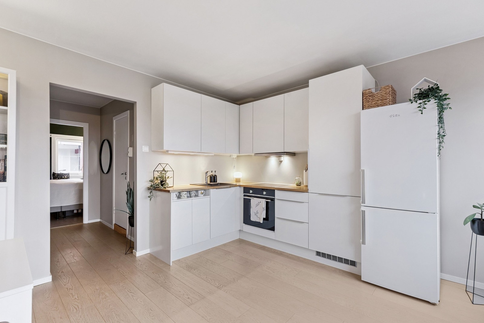 Kjøkkenet er godt utnyttet med rikelig skap- og benkeplass. Kjøleskap kan medfølge ved salg om ønskelig. Galleribilde