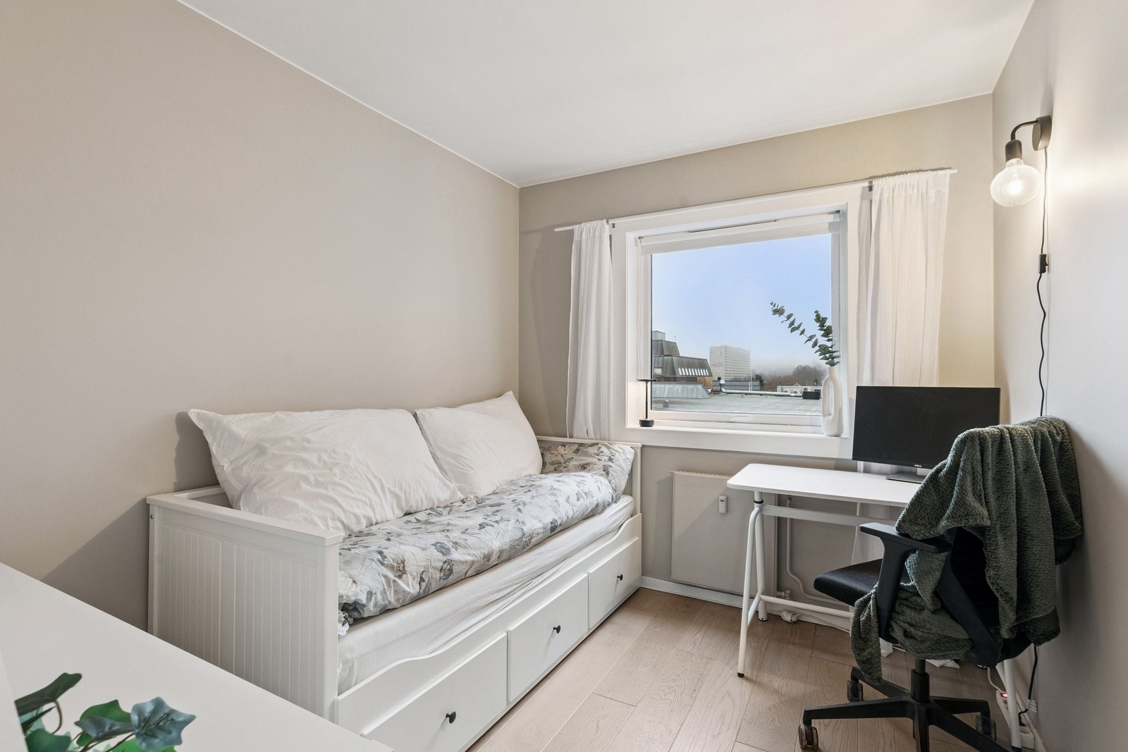 Det andre soverommet er også romslig, med mulighet for innredning som gjesterom, barnerom eller kontor. Galleribilde