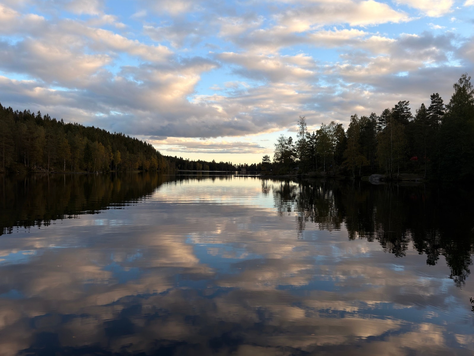 Kort avstand til Steinbruvann og Lillomarka, med mange gode turmuligheter. Galleribilde