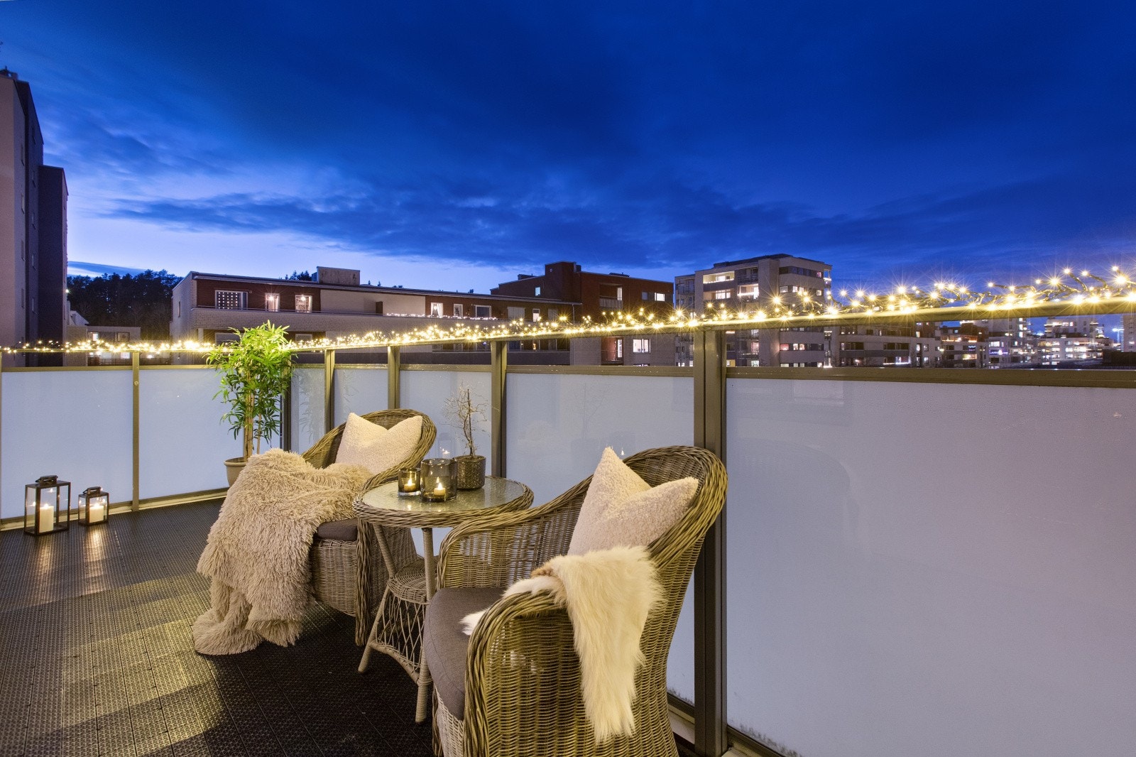 Balkongen ligger vendt ut mot parken og har fint utsyn og begrenset innsyn. Galleribilde