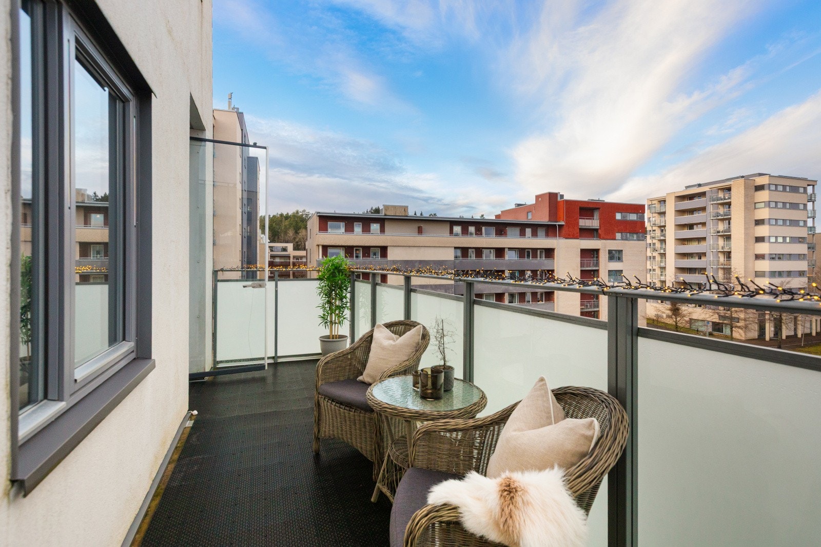 Balkongen strekker seg langs to sider og er vendt inn mot parkområde. Galleribilde