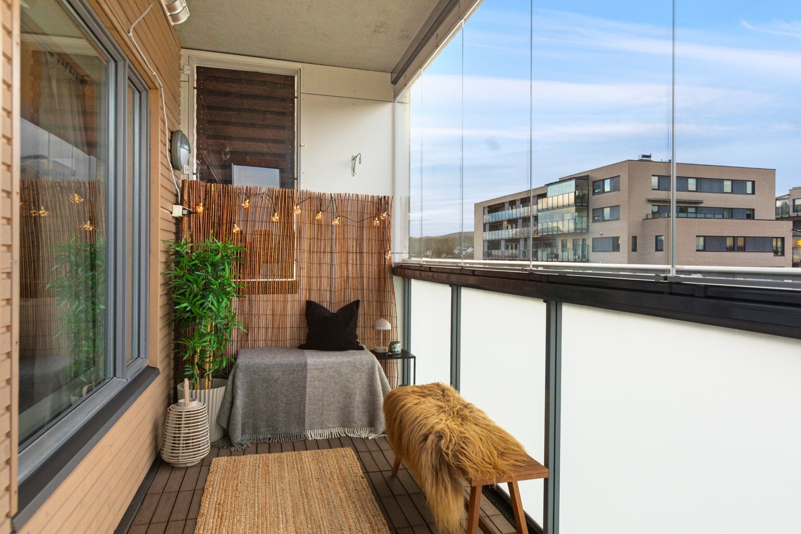 Innglasset balkong med kompositt heller gir et moderne preg og beskyttelse mot vær og vind. Galleribilde