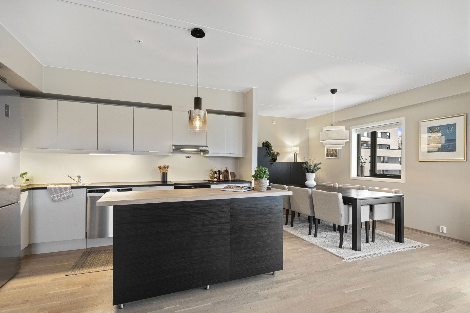 Kjøkkenet har godt med skap- og benkeplass. Galleribilde