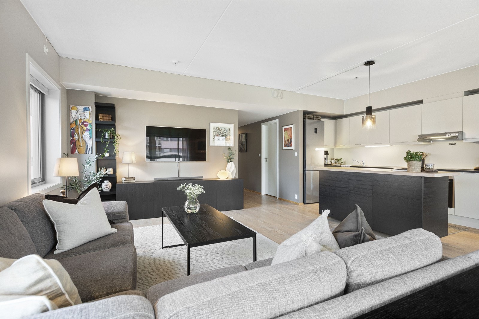 Leiligheten har oppvarming via fjernvarme og har balansert ventilasjon. Galleribilde