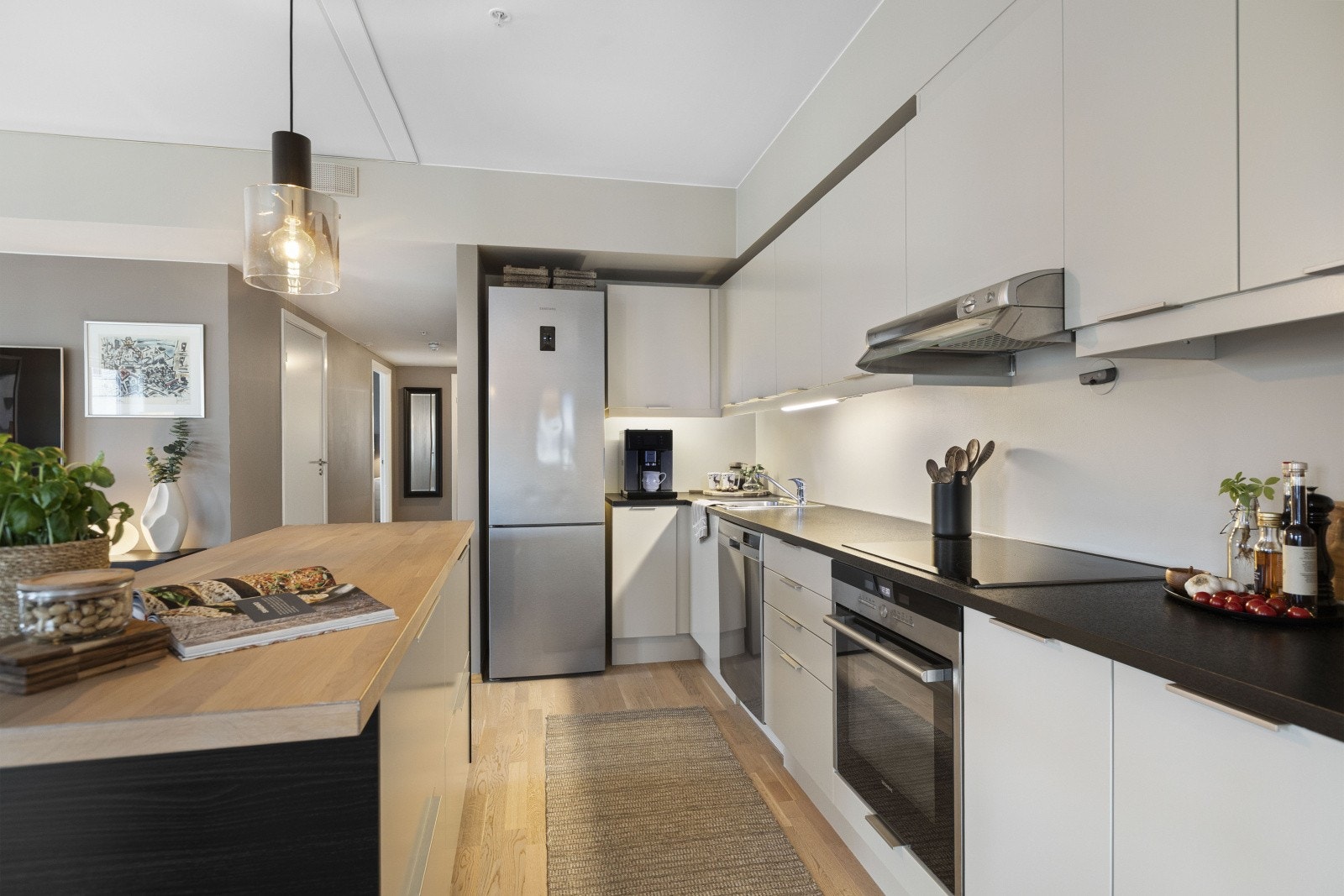 Her har du nedfelt platetopp, stekeovn, oppvaskmaskin og frittstående kjøleskap/fryser. Galleribilde