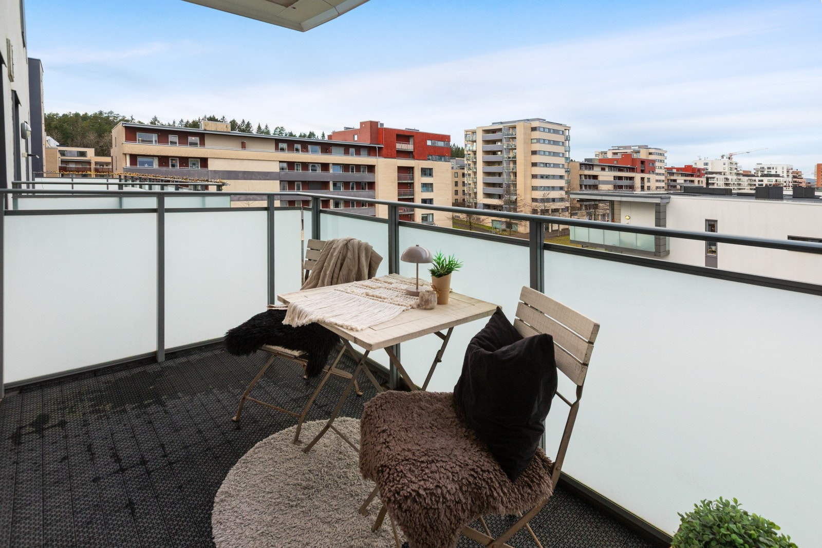 Fra soverommet kommer du ut på denne nordvendte balkongen. Galleribilde