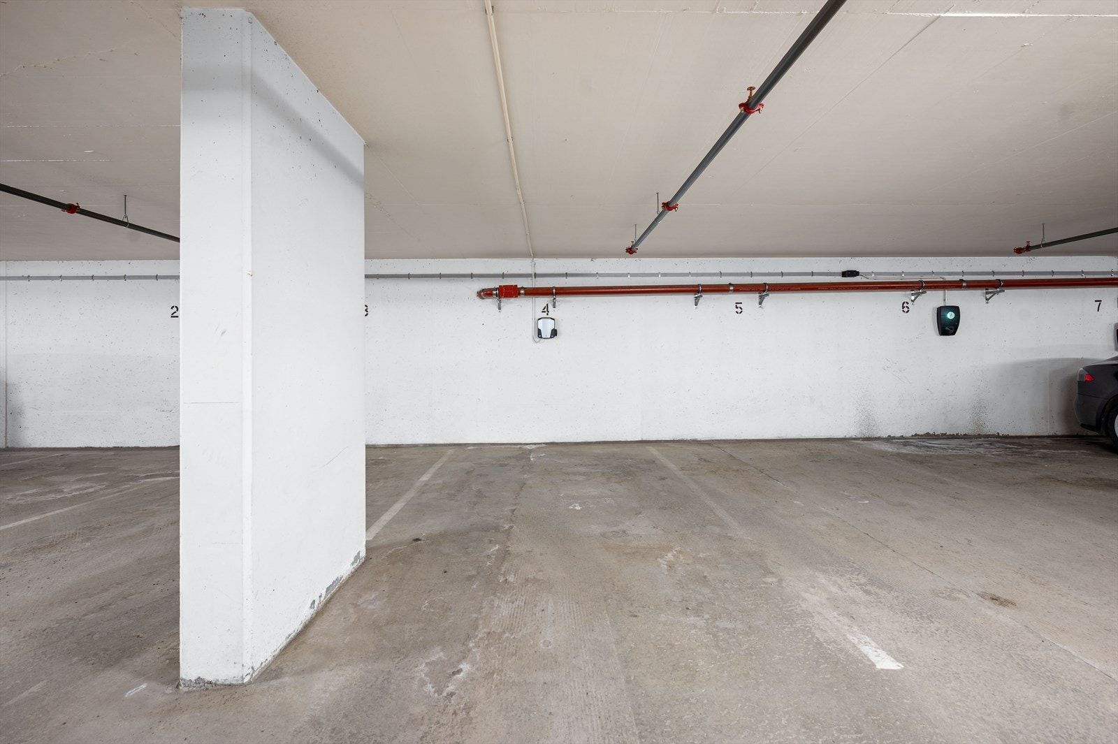 Egen garasjeplass m/ lader og bod i felles kjeller. Galleribilde