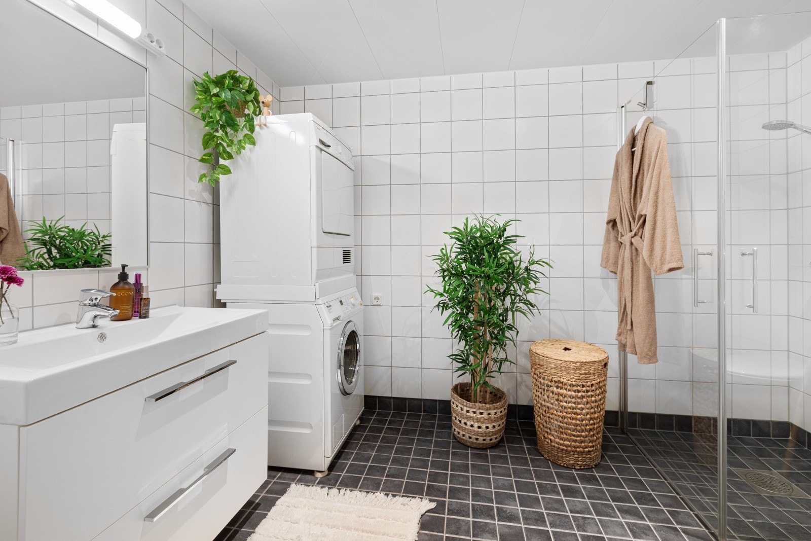 Lekkert flislagt baderom med gulvvarme, i et tidløst design. Galleribilde