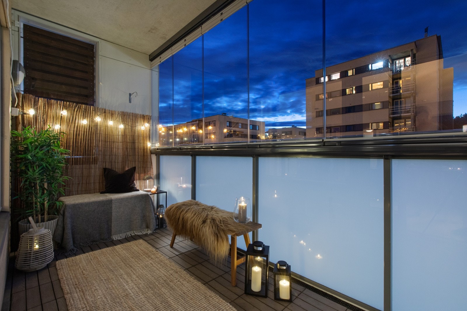 Balkongen er delvis innglasset, som gjør at dette blir et uterom som kan nytes større deler av året. Galleribilde