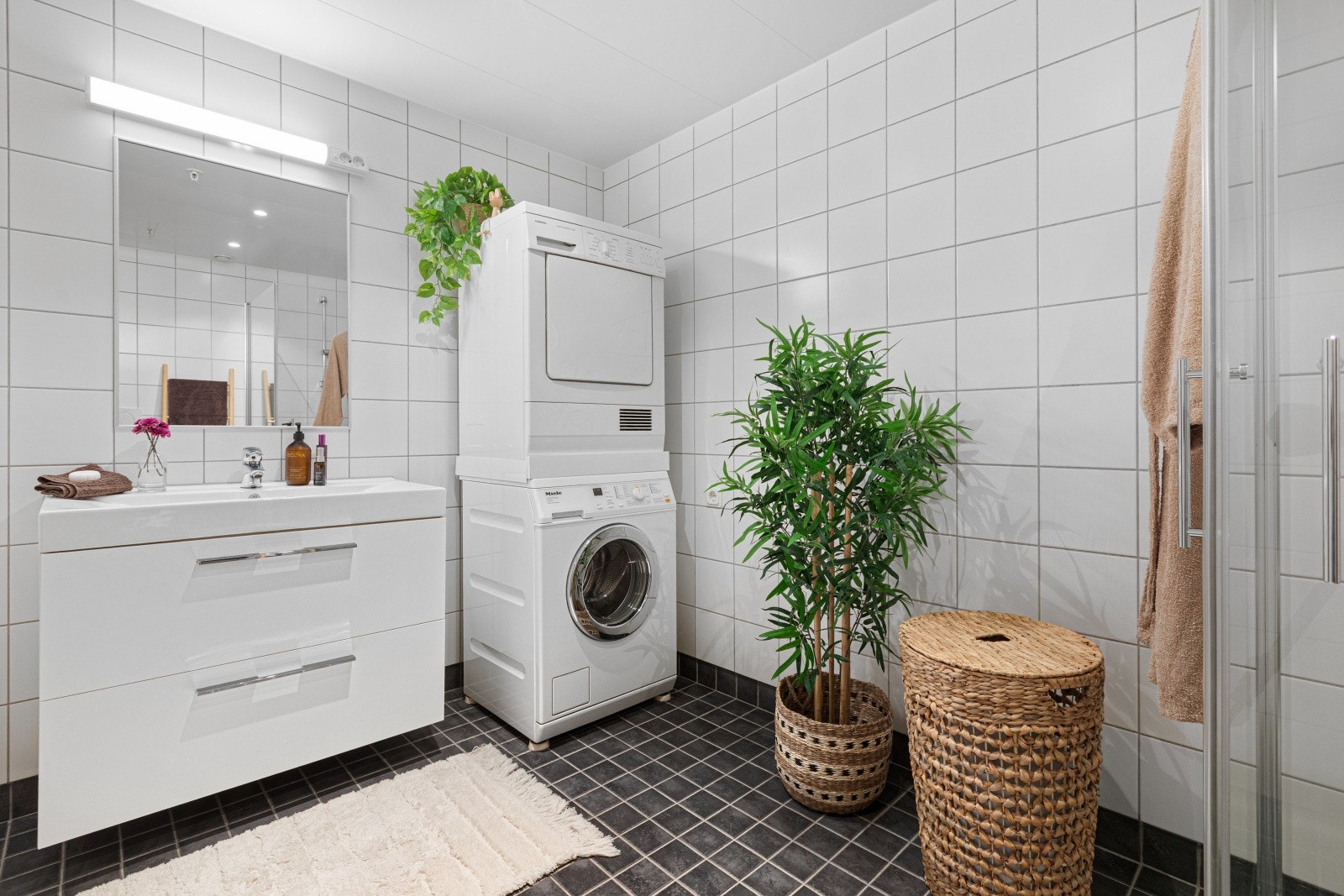 Badet kombineres med vaskerom, og har plass med opplegg til vaskesøyle. Galleribilde