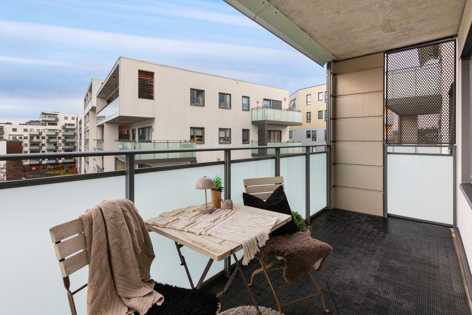 Balkongen er overbygget og har god plass til diverse utemøblement. Galleribilde