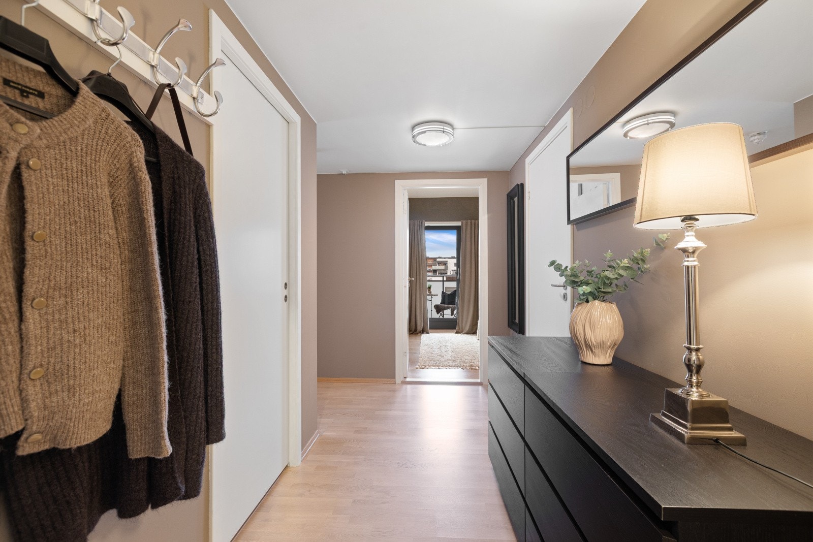 Fra entreen er det adkomst til praktisk bod, noe som gjør det enkelt å holde det i orden. Galleribilde