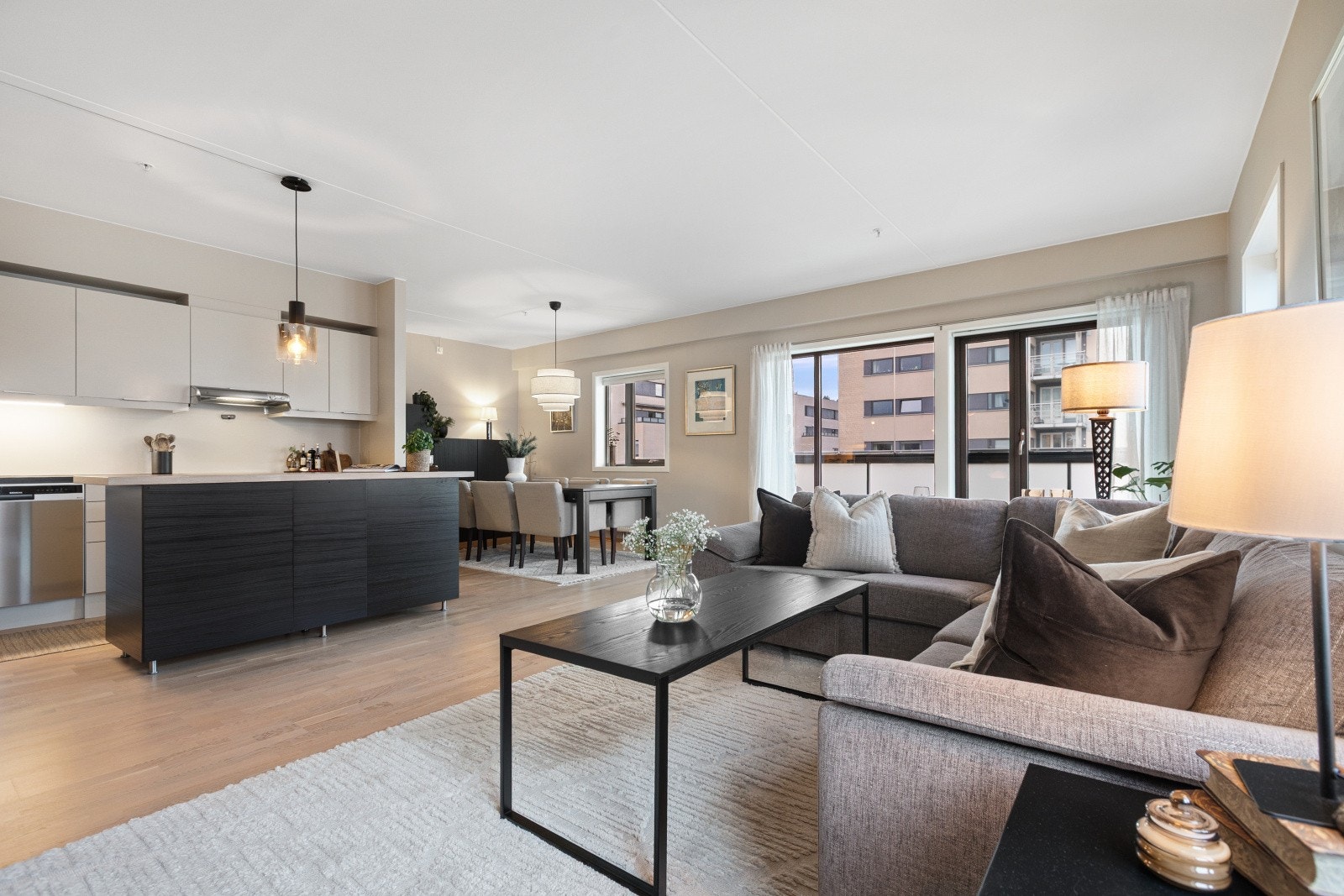 Velkommen til Rådmann Paulsens gate 2 - En romslig og innbydende 3-roms hjørneleilighet! Galleribilde