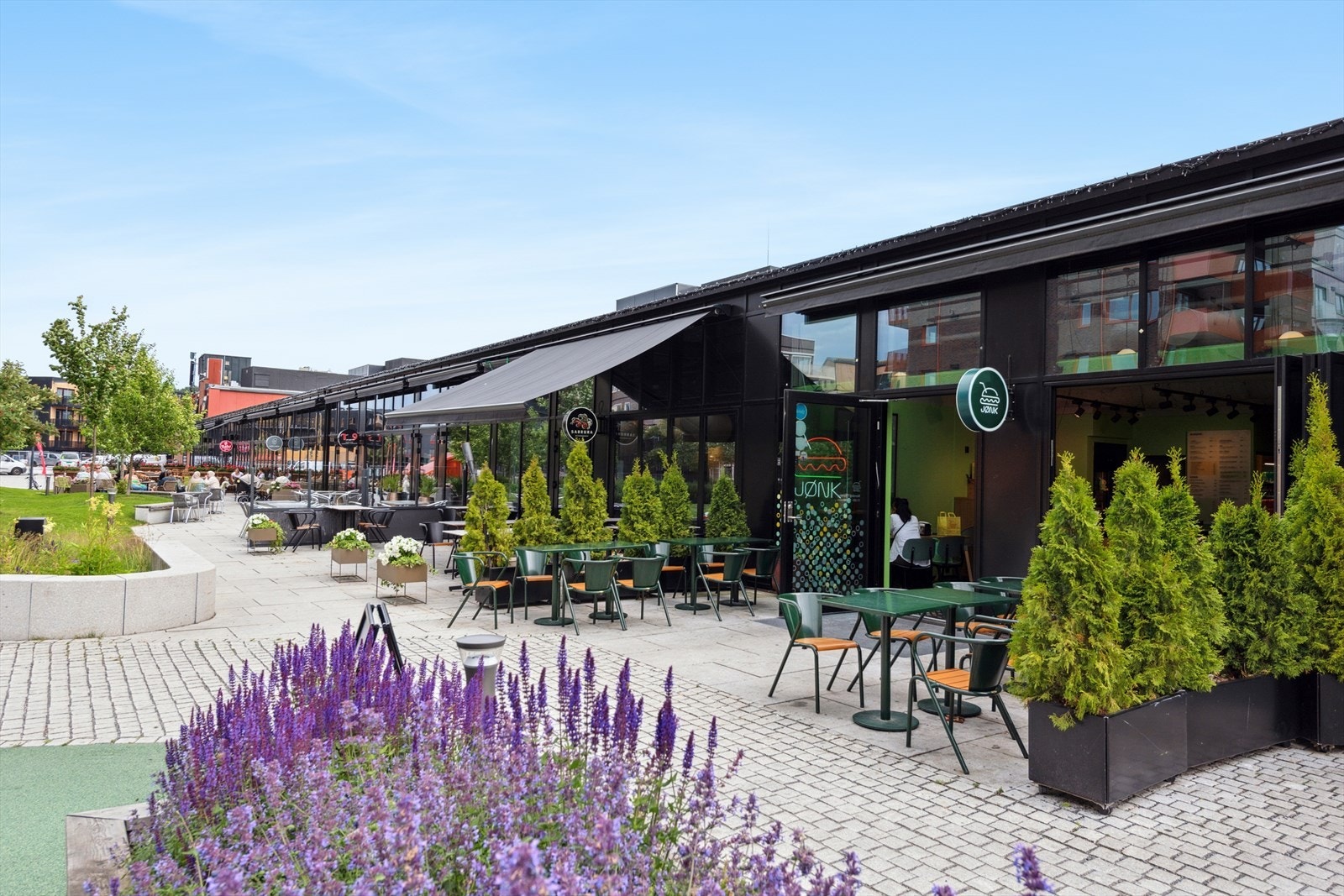 Det er umiddelbar nærhet til Triaden som også en innbydende restaurantgate med populære spisesteder. Galleribilde