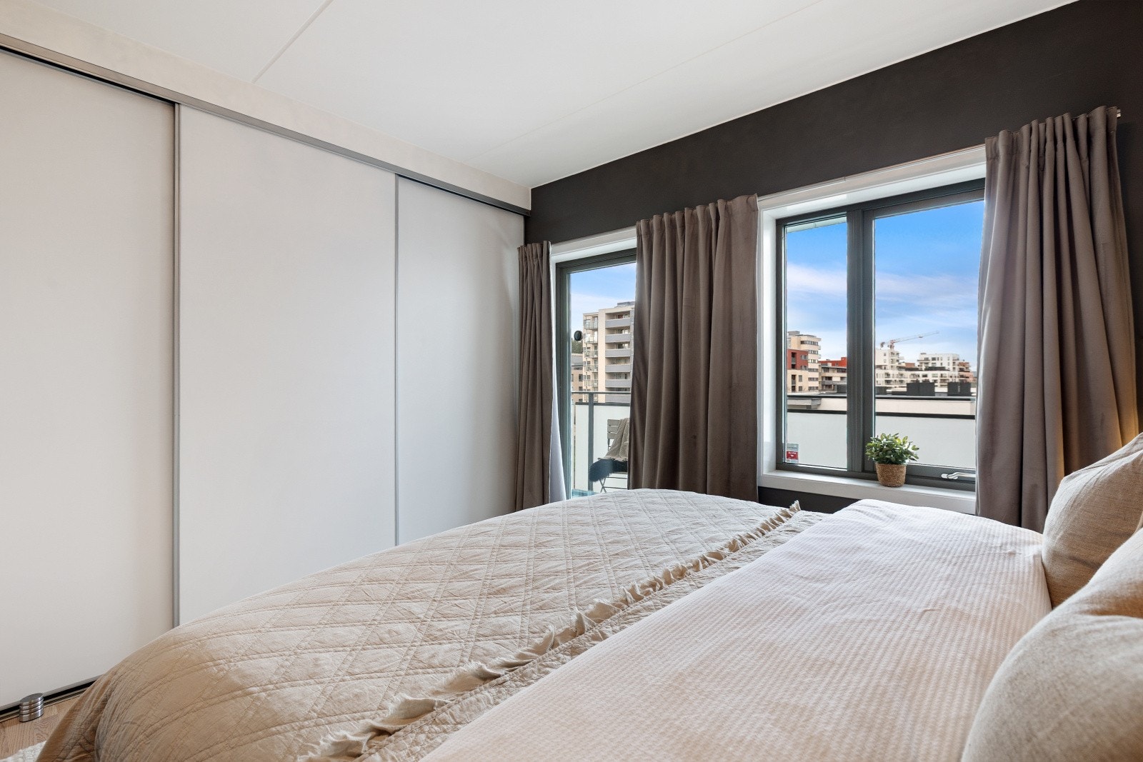 Skyvedørsgarderobe gir effektiv oppbevaring i rommet. Galleribilde