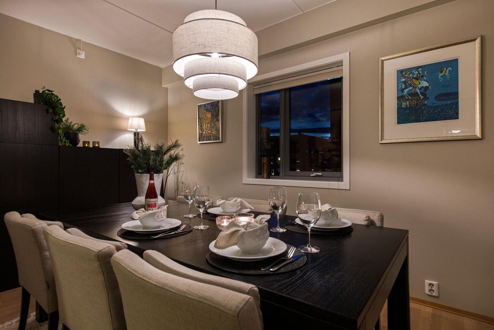 Spisestuen får sin naturlige plassering ved kjøkkenet. Galleribilde