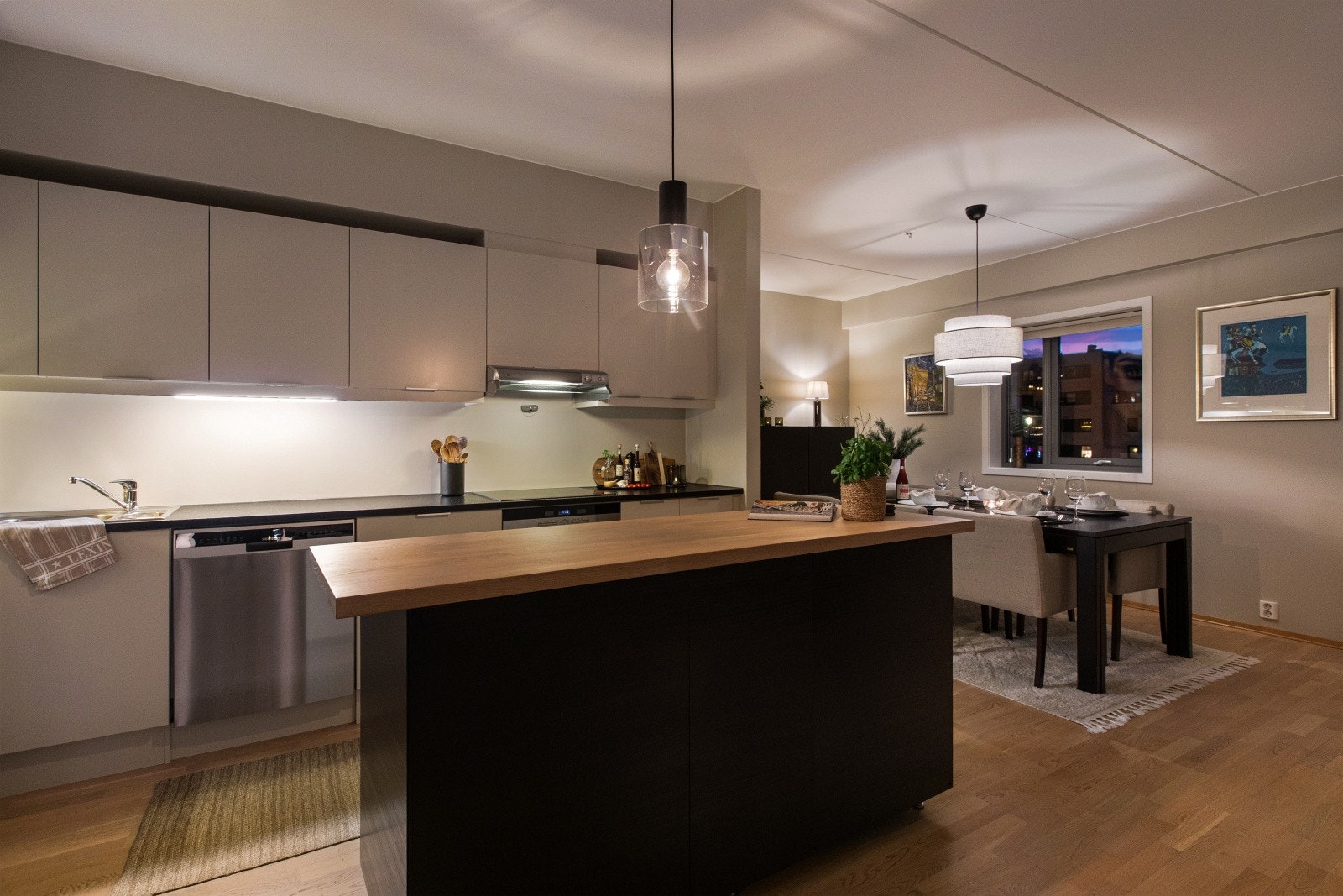 Flott kjøkken med kjøkkenøy i åpen løsning med stuen. Galleribilde