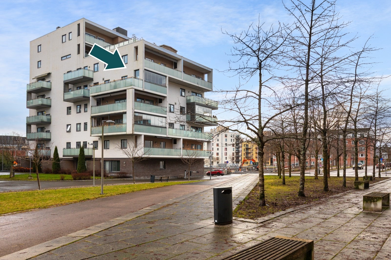 Leiligheten har en god intern beliggenet i 5. etasje på hjørne av bygget. Galleribilde