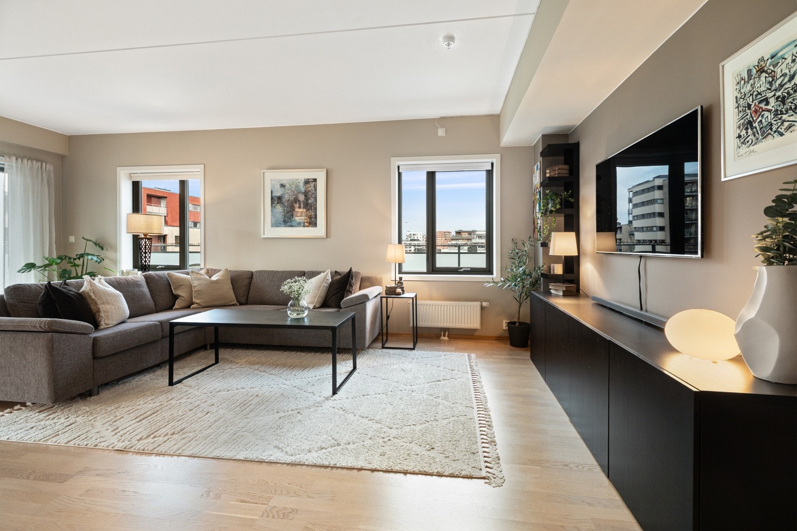 Stuen oppleves som lys og trivelig da det er rikelig med lysinnslipp fra flere vinduer. Galleribilde