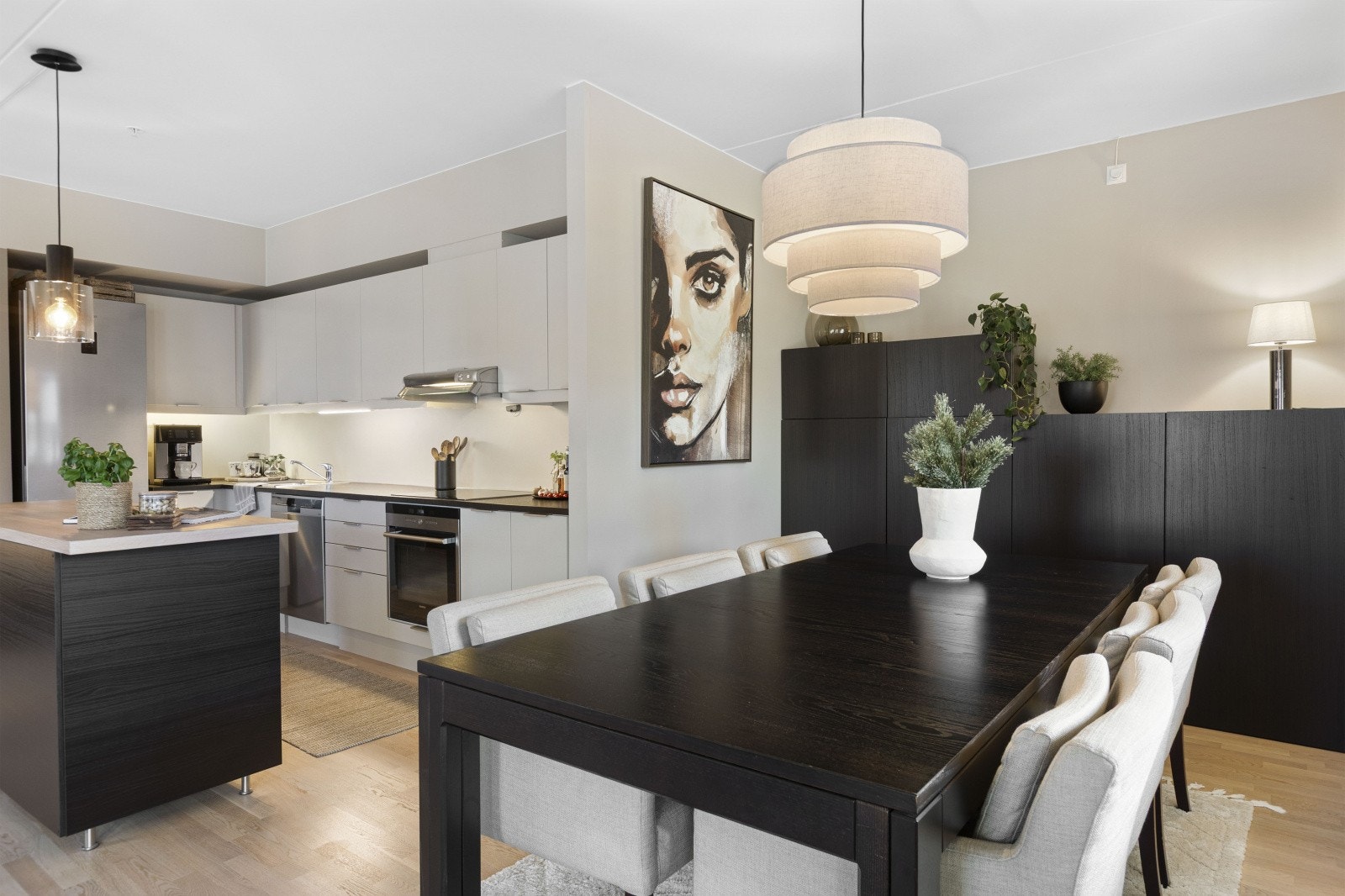 Her kan du samle familie og venner til et deilig måltid i hyggelig lag. Galleribilde