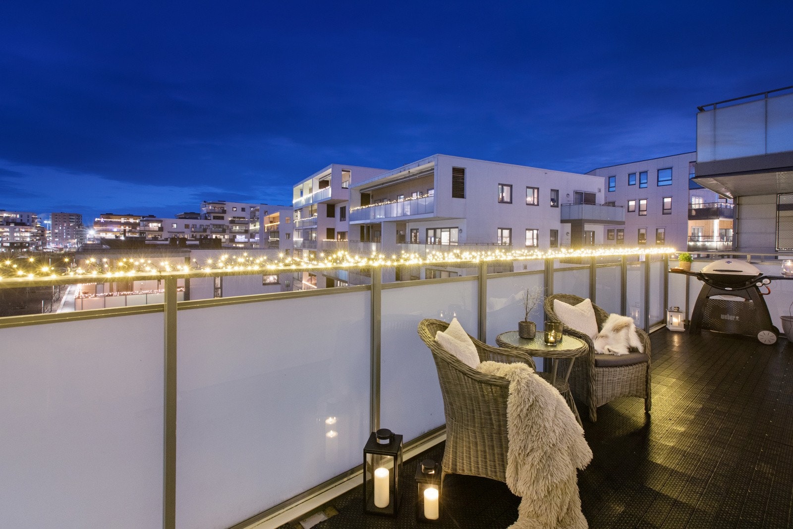 Plastheller og rekkverk med aluramme og glassfronter gir en moderne utforming. Galleribilde