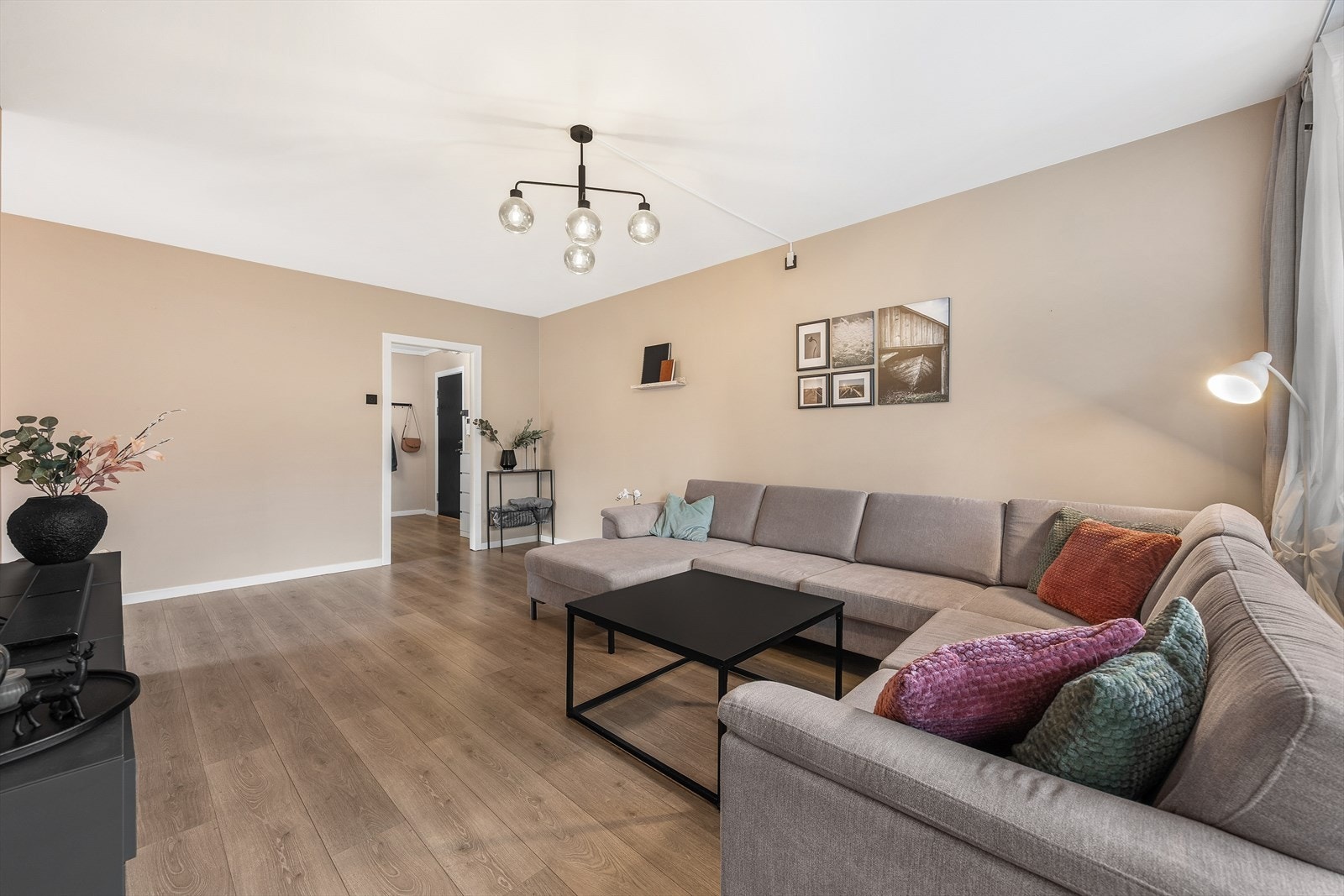 Overflatene er malt i duse og tidsriktige farger, og gulvet er belagt med laminat Galleribilde