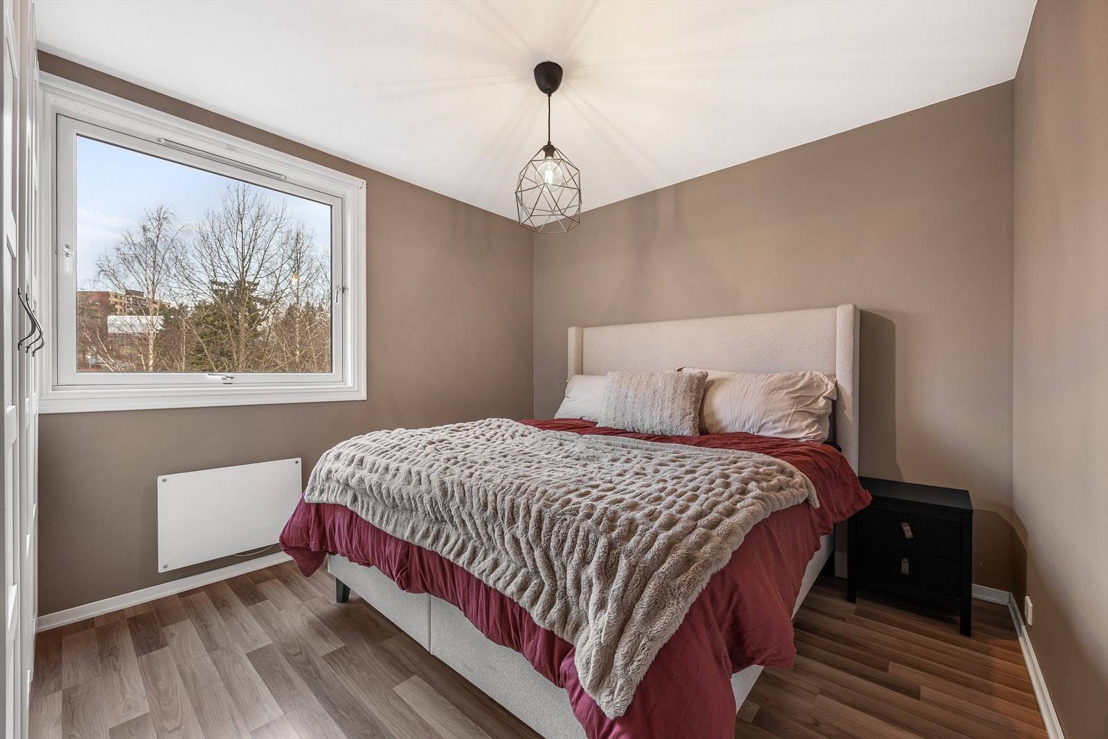 Leiligheten har to romslige og samtidig lune soverom Galleribilde