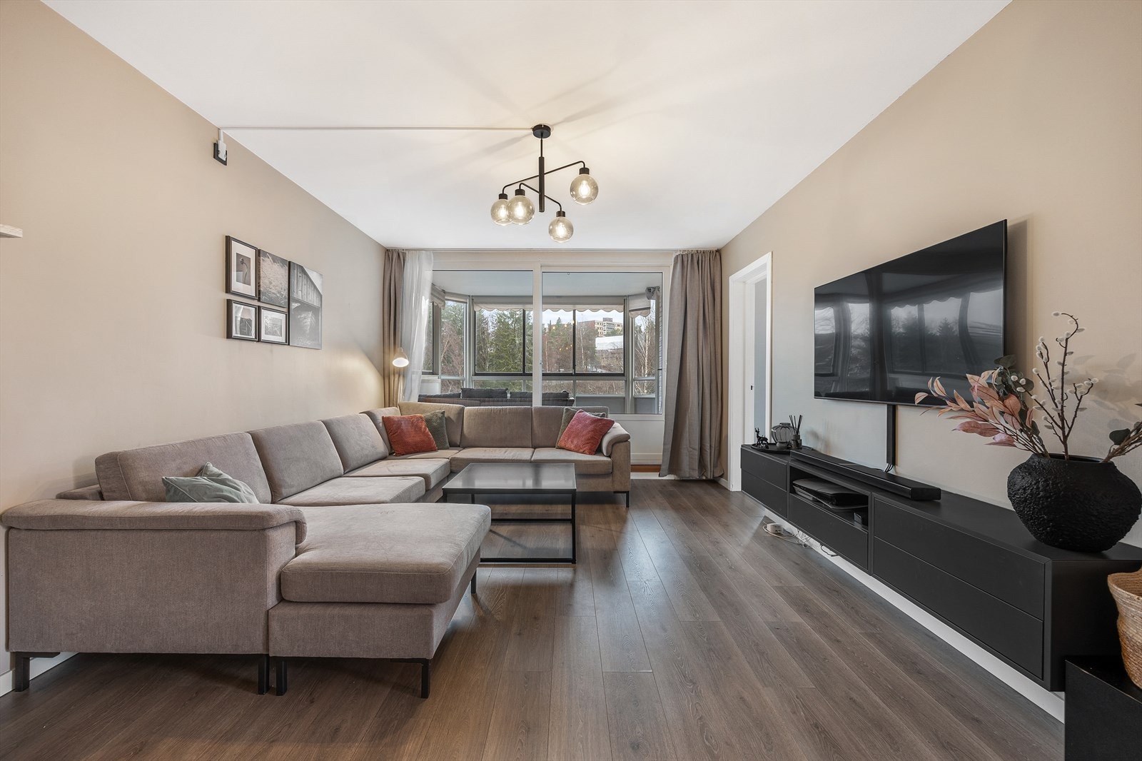 Fra stuen er det utgang til balkongen Galleribilde