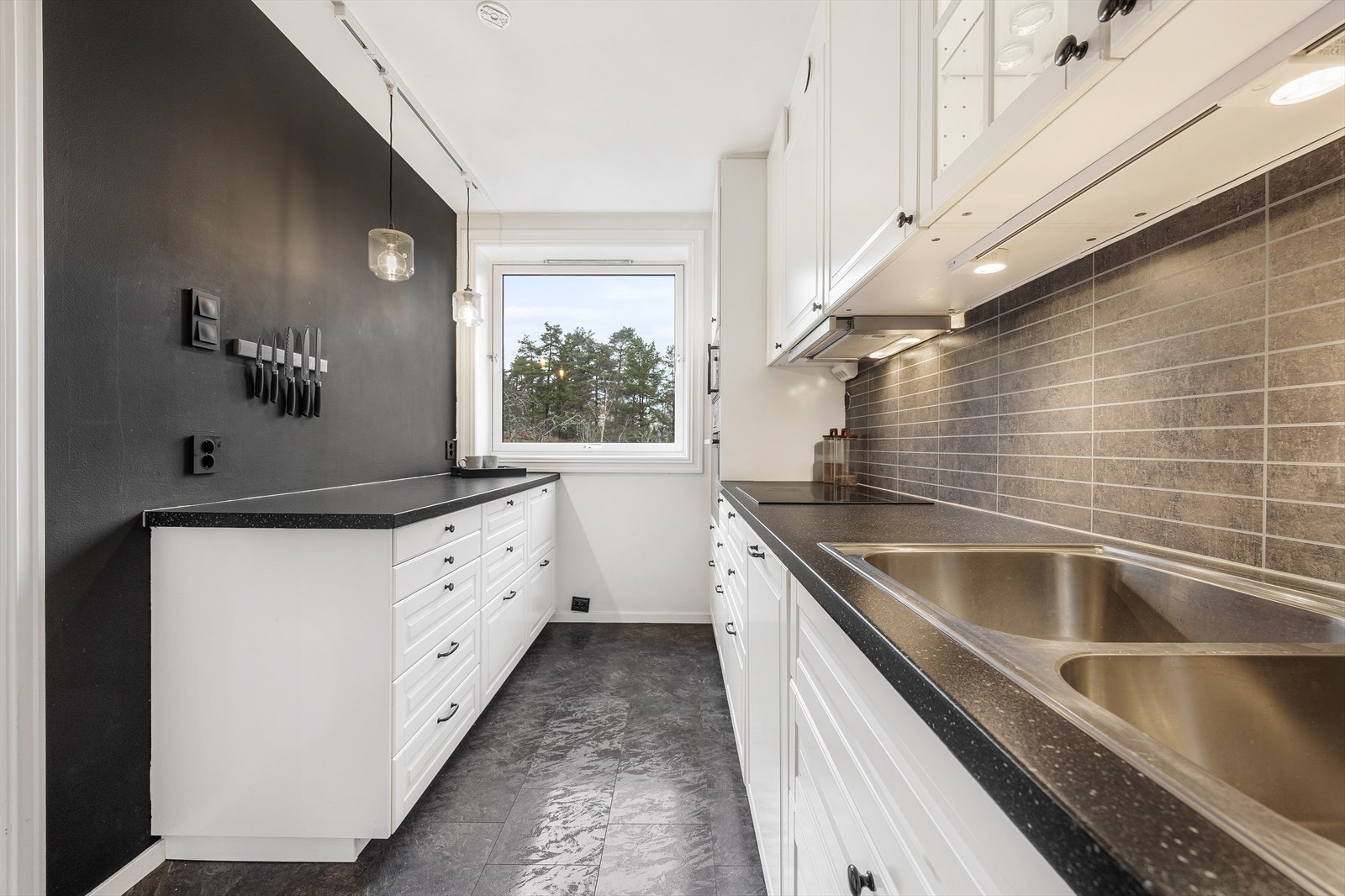 Den moderne Ikea-innredningen ble montert i 2014 og har profilerte fronter, vitrineskap og laminerte benkeplater Galleribilde