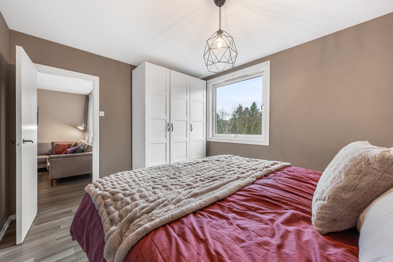 Det største soverommet har god plass til dobbeltseng og nattbord. Her medfølger garderobeskap Galleribilde